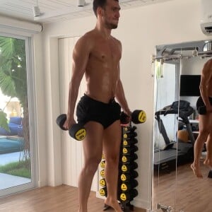 Tom Veloso deixou a internet babando ao exibir seu físico completamente sarado em uma foto se exercitando