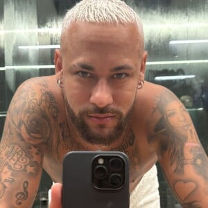 Neymar tem o rosto da irmã, Rafaella Santos, tatuado no braço