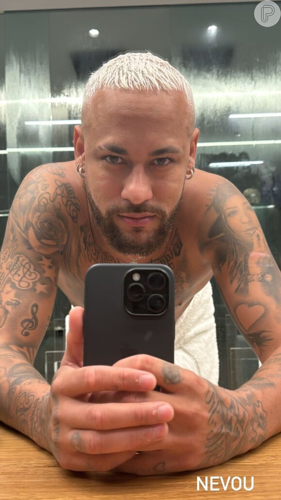 Neymar tem o rosto da irmã, Rafaella Santos, tatuado no braço