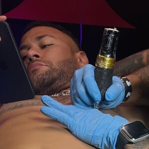 Neymar tatuou o nome, o pezinho e a data de nascimento da filha, Mavie