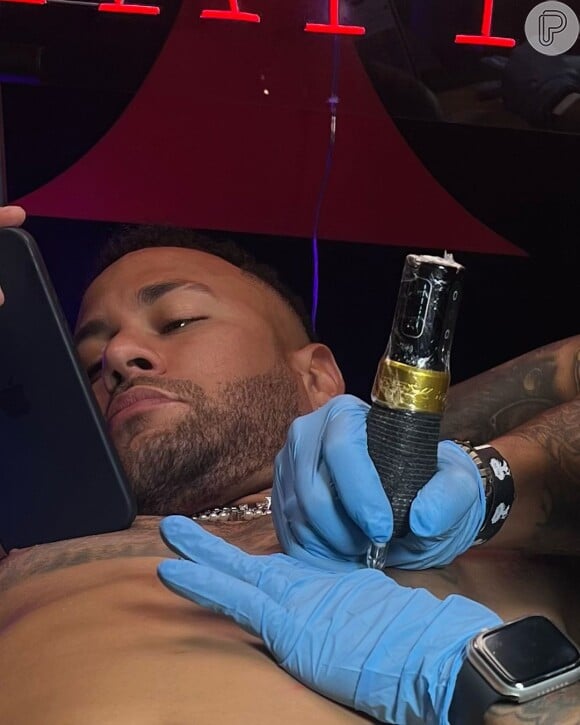 Neymar tatuou o nome, o pezinho e a data de nascimento da filha, Mavie