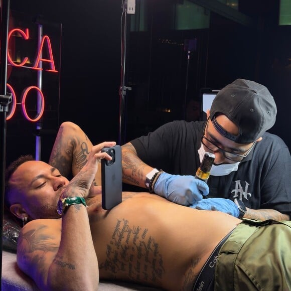 Neymar fez a tatuagem em homenagem à filha, Mavie