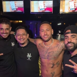 Neymar com a equipe que o tatuou, já com o desenho no corpo