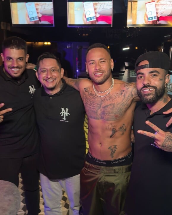 Neymar com a equipe que o tatuou, já com o desenho no corpo