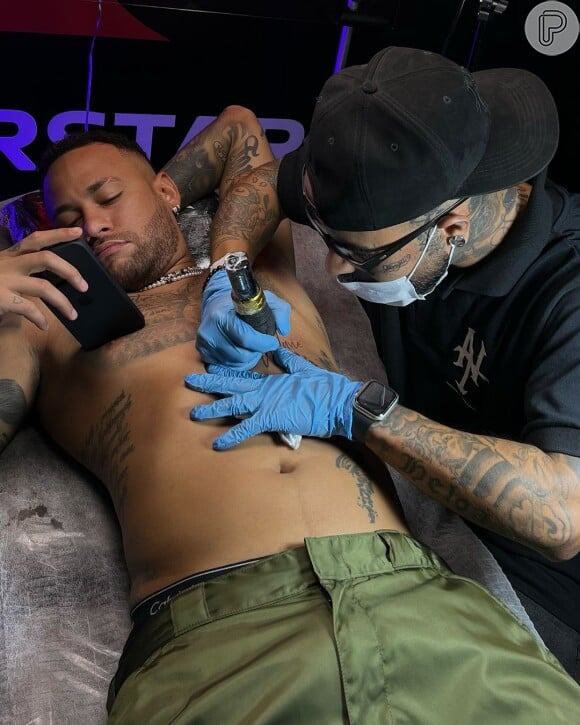 Neymar escolheu o tatuador Adão Rosa, do Nautica Tattoo, para fazer o desenho em seu corpo