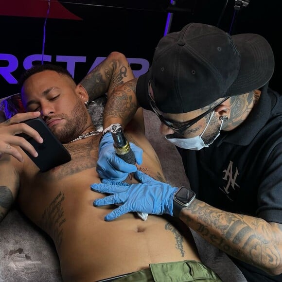 Neymar escolheu o tatuador Adão Rosa, do Nautica Tattoo, para fazer o desenho em seu corpo