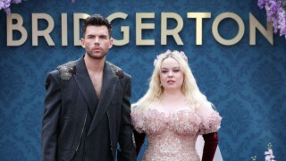 E a Penelope? Após fim da 3ª temporada de 'Bridgerton', Luke Newton é visto com suposta namorada e surpreende fãs: 'Marketing?'