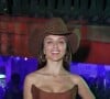 Rafa Kalimann não dispensou o chapéu e tampouco o vestido curto em festa junina com o elenco da novela 'Família é Tudo'