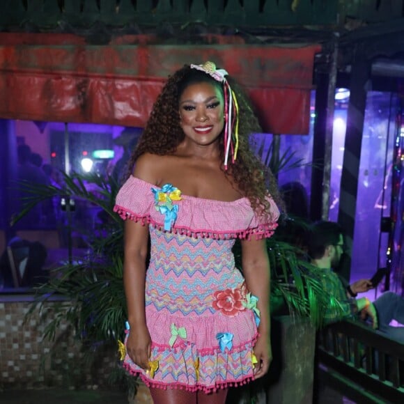 Cris Vianna escolheu um vestido curto típico de festa junina para comemoração ao lado do elenco da novela 'Família é Tudo'