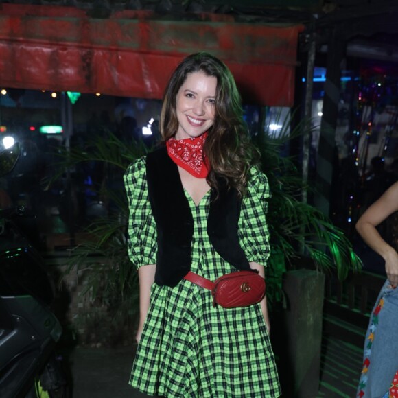 Nathalia Dill usou vestido xadrez para a festa junina com o elenco da novela 'Família é Tudo'