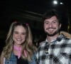 Juliana Paiva teve a companhia do namorado, Danilo Partezani, na festa junina com o elenco da novela 'Família é Tudo'