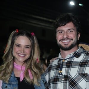 Juliana Paiva teve a companhia do namorado, Danilo Partezani, na festa junina com o elenco da novela 'Família é Tudo'