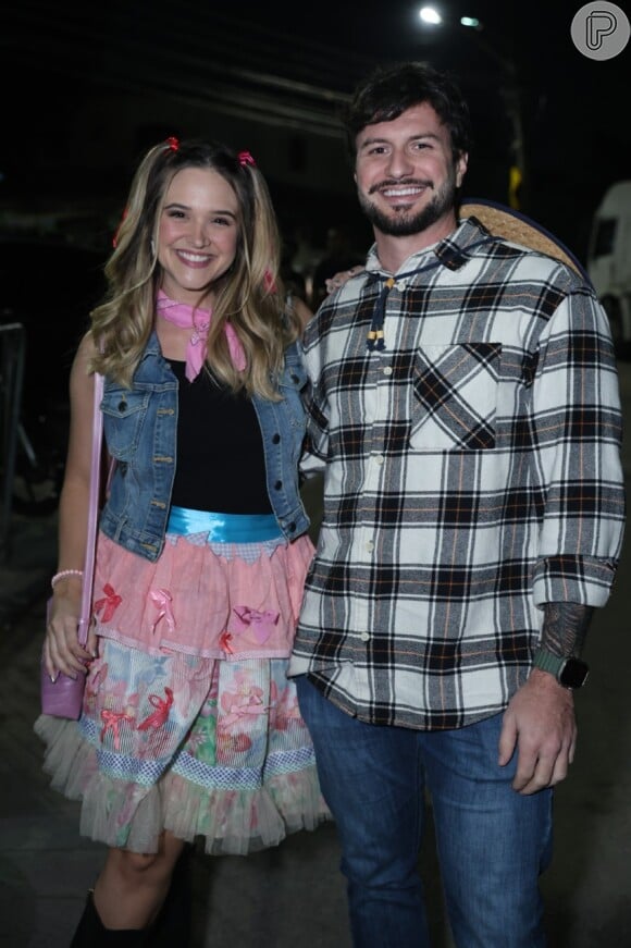 Juliana Paiva teve a companhia do namorado, Danilo Partezani, na festa junina com o elenco da novela 'Família é Tudo'