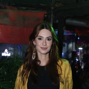 Thaila Ayala deixou parte da barriga de fora em look country para a festa junina com o elenco da novela 'Família é Tudo'
