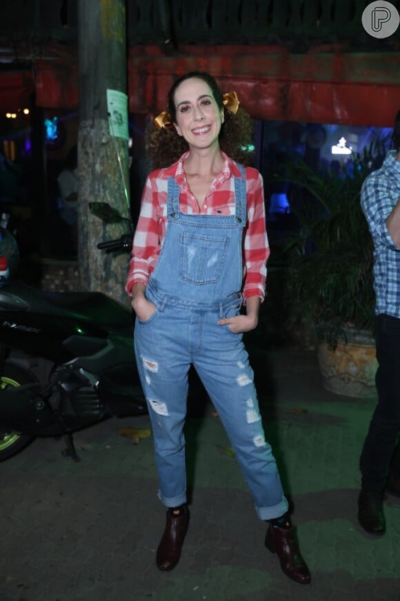 Na festa junina do elenco da novela 'Família é Tudo', Marianna Armellini não dispensou a jardineira jeans e a camisa xadrez