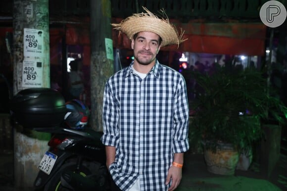 Thiago Martins não deixou em casa o chapéu caipira para a festa junina do elenco da novela 'Família é Tudo'
