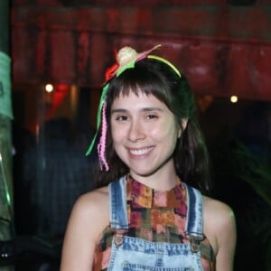 Daphne Bozaski também foi com jardineira à festa junina do elenco da novela 'Família é Tudo'