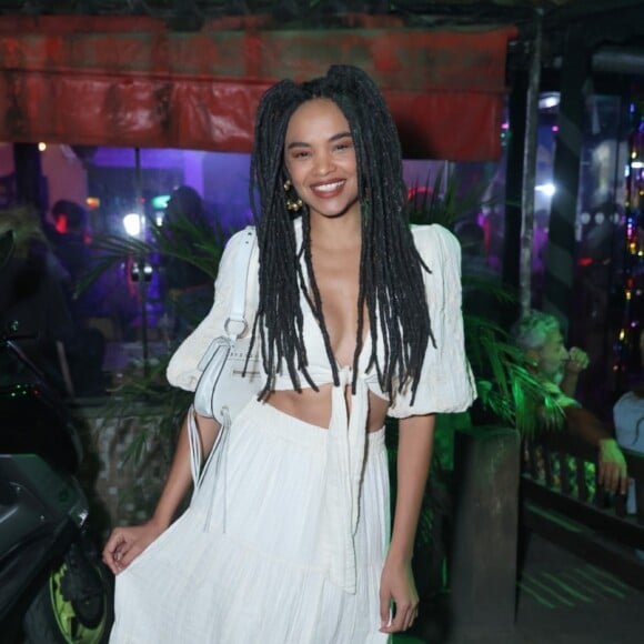 Lucy Ramos escolheu um look all white para a festa junina do elenco da novela 'Família é Tudo'