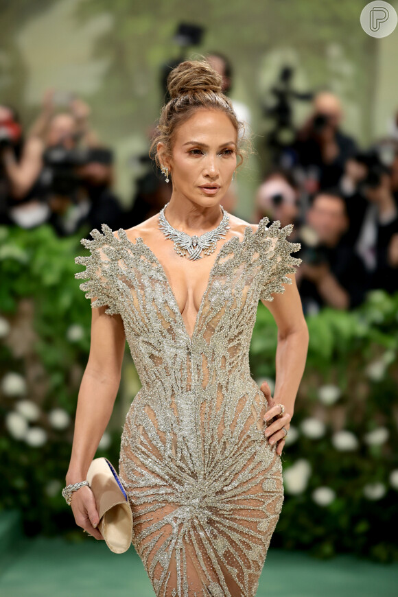 Jennifer Lopez sempre é assunto nos tapetes vermelhos e eventos por seu corpo em looks ousados