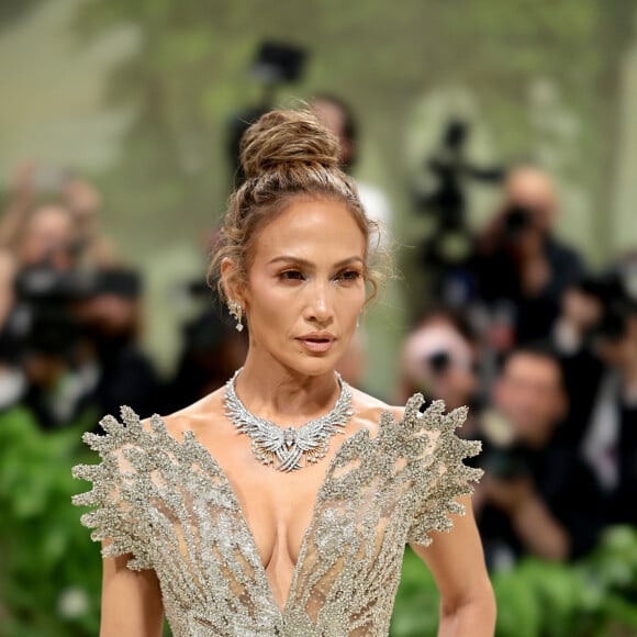 Jennifer Lopez sempre é assunto nos tapetes vermelhos e eventos por seu corpo em looks ousados