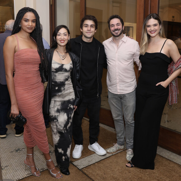 Nathalia Dill, Juliana Paiva, Lucy Alves e mais atores da novela 'Família é Tudo' foram ao musical 'Sinatra For You', de Fred Mayrink