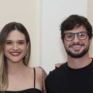 Juliana Paiva foi com o namorado, Danilo Pertezani, ao musical 'Sinatra For You', de Fred Mayrink, e combinou cor do look com o diretor