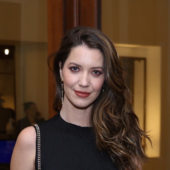 Nathalia Dill também escolheu um vestido preto para prestigir o musical 'Sinatra For You', de Fred Mayrink, diretor da novela 'Família é Tudo'