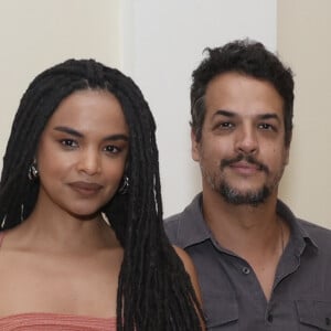 Lucy Ramos foi com o marido, o cineasta Thiago Luciano, assistir ao musical 'Sinatra For You', de Fred Mayrink