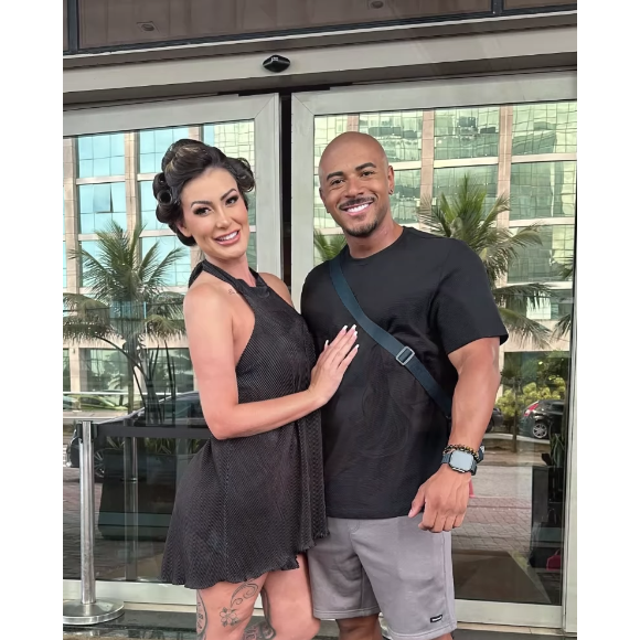 Segundo Andressa Urach, o casal tem preferido 'viver em off' nos últimos dias, além do ator ter tido seu perfil no Instagram derrubado