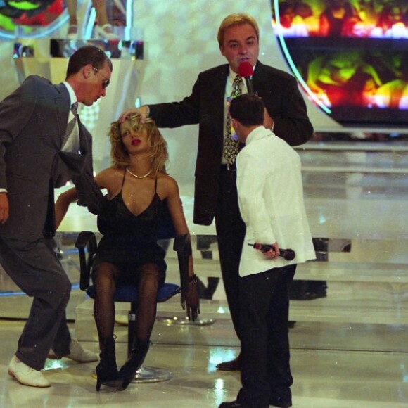 Rodolfo, dupla de ET, e Roberto Manzoni, diretor do 'Domingo Legal', trocaram farpas e acusações em 1999
