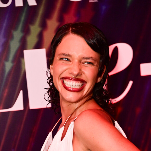 Bruna Linzmeyer deixou à mostra as axilas naturais em festa LGBTQIAPN+ em São Paulo na noite de 27 de junho de 2024
