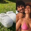 Andréia Horta e Ravel Andrade vão ser papais! Grávida de 4 meses, atriz revela novidade com foto de sapatinho de crochê: 'Nossa filha'