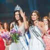 Colombiana Paulina Vega se emociona ao receber coroa de Miss Universo das mãos da venezuelana Gabriela Isler, que venceu o concurso em 2013