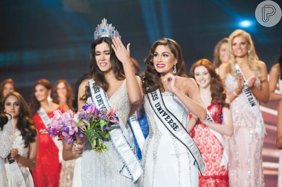 Colombiana Paulina Vega se emociona ao receber coroa de Miss Universo das mãos da venezuelana Gabriela Isler, que venceu o concurso em 2013
