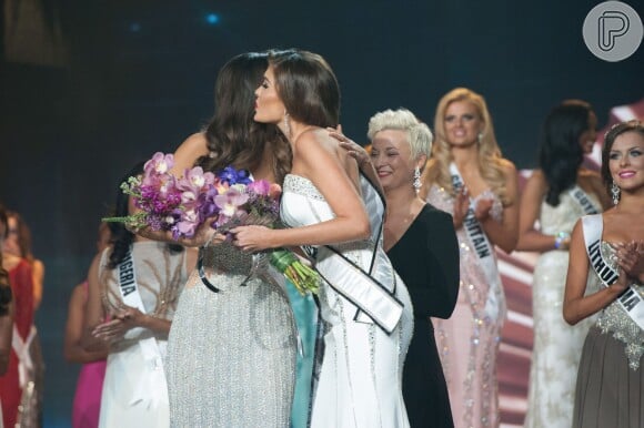 Colombiana Paulina Vega recebeu os cumprimentos da Miss Universo 2013, Gabriela Isler
