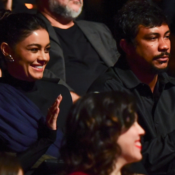 É oficial! Sophie Charlotte e Xamã trocam beijos em festival após boatos de romance. Veja o flagra