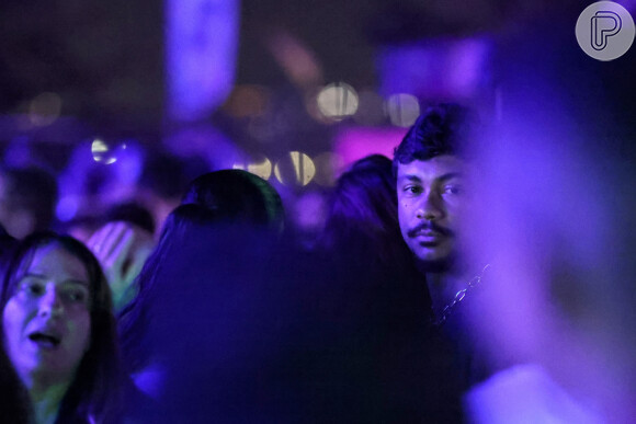 Xamã também olhou para a câmera do paparazzo, demonstrando que percebeu o flagra