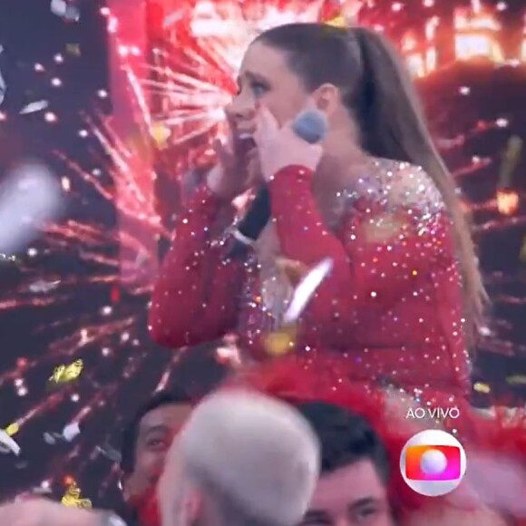 Tati Machado chorou e vibrou muito com o trofeu do 'Dança dos Famosos'