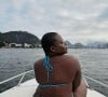 Jojo Todynho posou em um passeio de lancha pelo Rio de Janeiro exibindo suas belas curvas em um biquíni de crochê azul