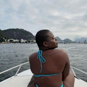 Jojo Todynho posou em um passeio de lancha pelo Rio de Janeiro exibindo suas belas curvas em um biquíni de crochê azul