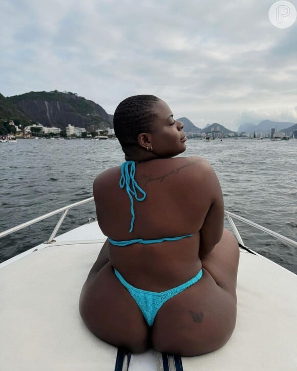 Jojo Todynho posou em um passeio de lancha pelo Rio de Janeiro exibindo suas belas curvas em um biquíni de crochê azul