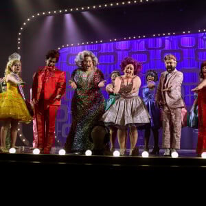 Tiago Abravanel e elenco da peça 'Hairspray', em cartaz no Teatro Riachuelo, no centro do Rio de Janeiro