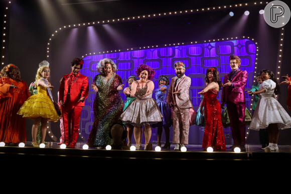 Tiago Abravanel e elenco da peça 'Hairspray', em cartaz no Teatro Riachuelo, no centro do Rio de Janeiro