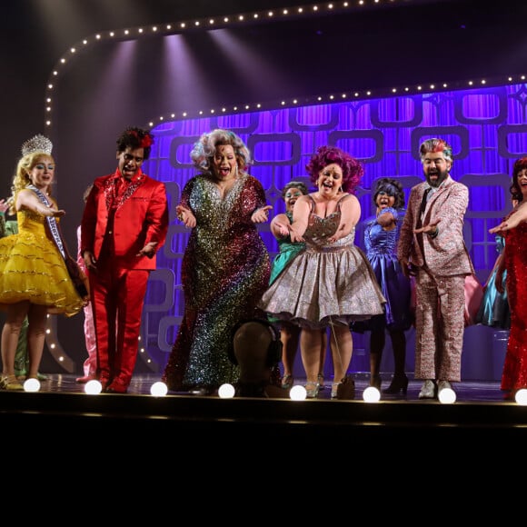 Tiago Abravanel e elenco da peça 'Hairspray', em cartaz no Teatro Riachuelo, no centro do Rio de Janeiro