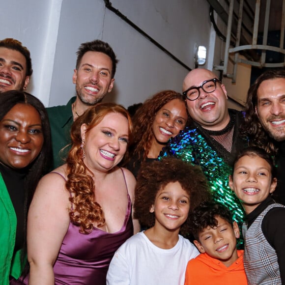 Tiago Abravanel posou com famosos como o casal Igor Rickli e Aline Wirley, acompanhados dos três filhos, e Karin Hils após a peça 'Hairspray'