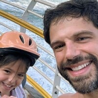 Duda Nagle exibe físico definido em passeio de bike com Zoe na praia e fãs alfinetam Sabrina Sato: 'Vai se arrepender'