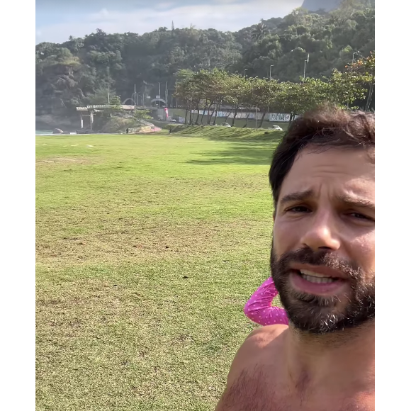 Sem camisa, Duda Nagle deixou à mostra seu peitoral em vídeos divertidos com a pequena Zoe