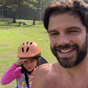 Duda Nagle atualizou suas redes sociais nesta quarta-feira (10), exibindo seu físico em um passeio de bike com a filha