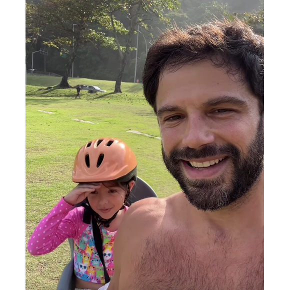 Duda Nagle atualizou suas redes sociais nesta quarta-feira (10), exibindo seu físico em um passeio de bike com a filha