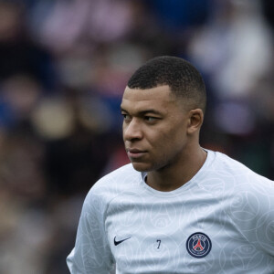 Jornalista comparou o estilo de vida de Mbappé com Neymar, seu rival após o PSG